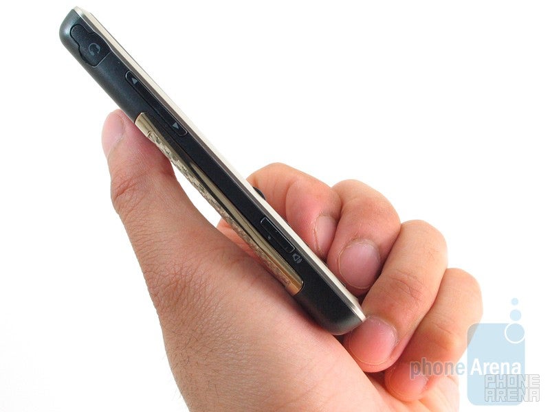 Smaller buttons were used for the volumerocker and the speaker phone - LG Glance VX7100 Review