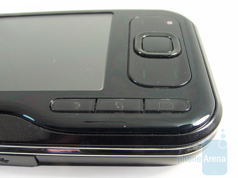 Navigational pad and face buttons of the Nokia 6790 Surge - Nokia 6790 Surge Review