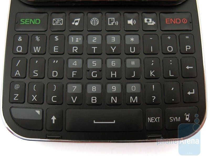 The QWERTY keyboard of the Nokia 7705 Twist has a nice design and looks like it belongs on a BlackBerry  - Nokia 7705 Twist Review