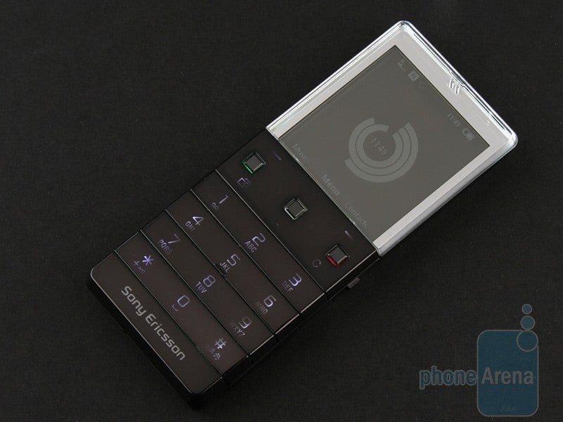 The screen is backlit and the glow allows for easy reading of what&acute;s on screen in the dark - Sony Ericsson Xperia Pureness X5 Review