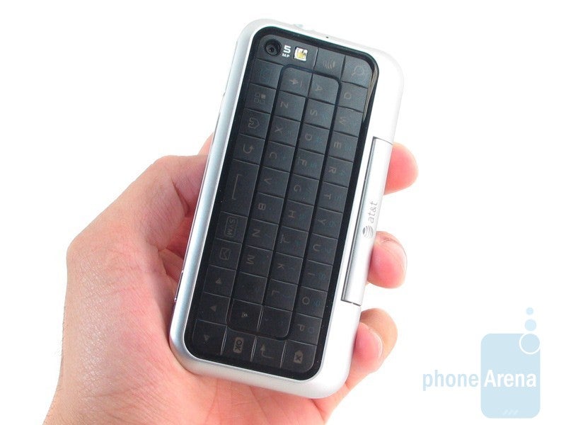 The Motorola BACKFLIP is compact and comfortable when holding in the hand - Motorola BACKFLIP Review