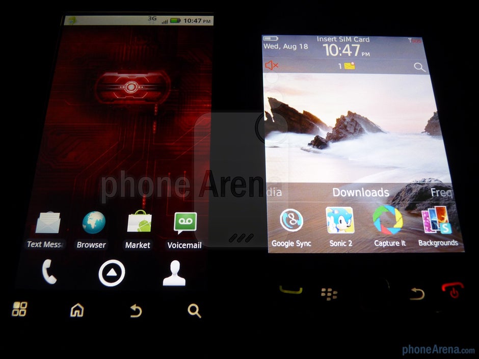 The display panels of Motorola DROID 2 (left) and BlackBerry Torch 9800 (right) - Motorola DROID 2 vs RIM BlackBerry Torch 9800