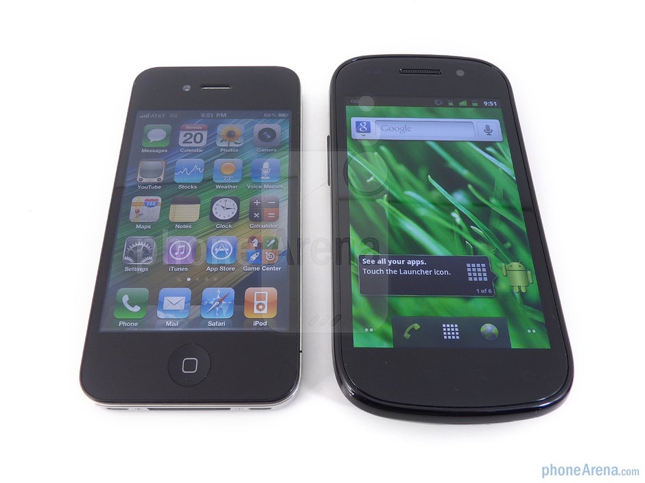 Viewing angles of the Apple iPhone 4 (L) and the Google Nexus S (R) - Google Nexus S vs Apple iPhone 4