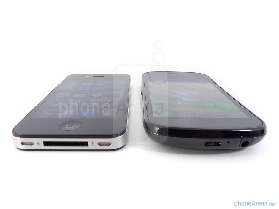 Viewing angles of the Apple iPhone 4 (L) and the Google Nexus S (R) - Google Nexus S vs Apple iPhone 4