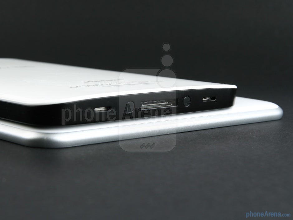 Samsung GALAXY Tab 8.9 (bottom), Samsung Galaxy Tab (top) - Samsung GALAXY Tab 8.9 Preview