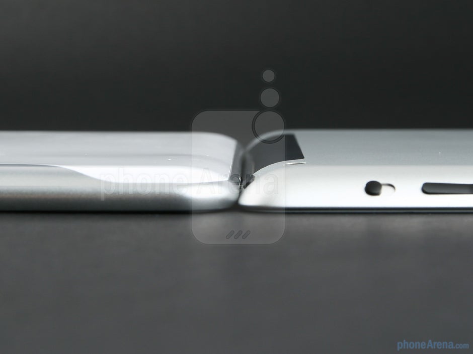 Apple iPad 2 (Right), Samsung GALAXY Tab 10.1 (Left) - Samsung GALAXY Tab 10.1 Preview